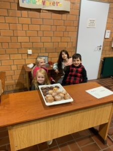 Kaffee und Kuchen beim Elternabend